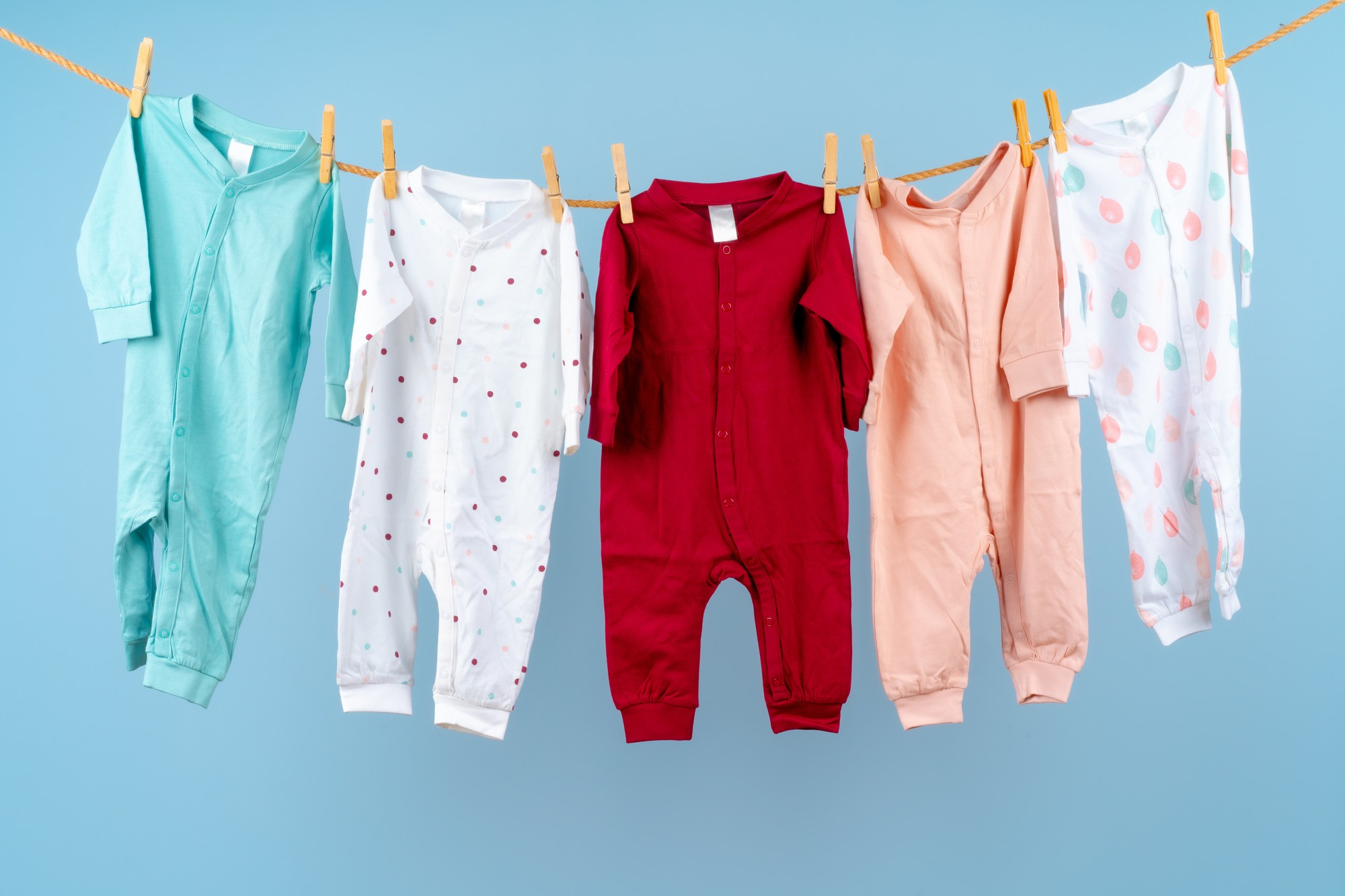 Como lavar e secar roupas de bebê com segurança e sem alergias