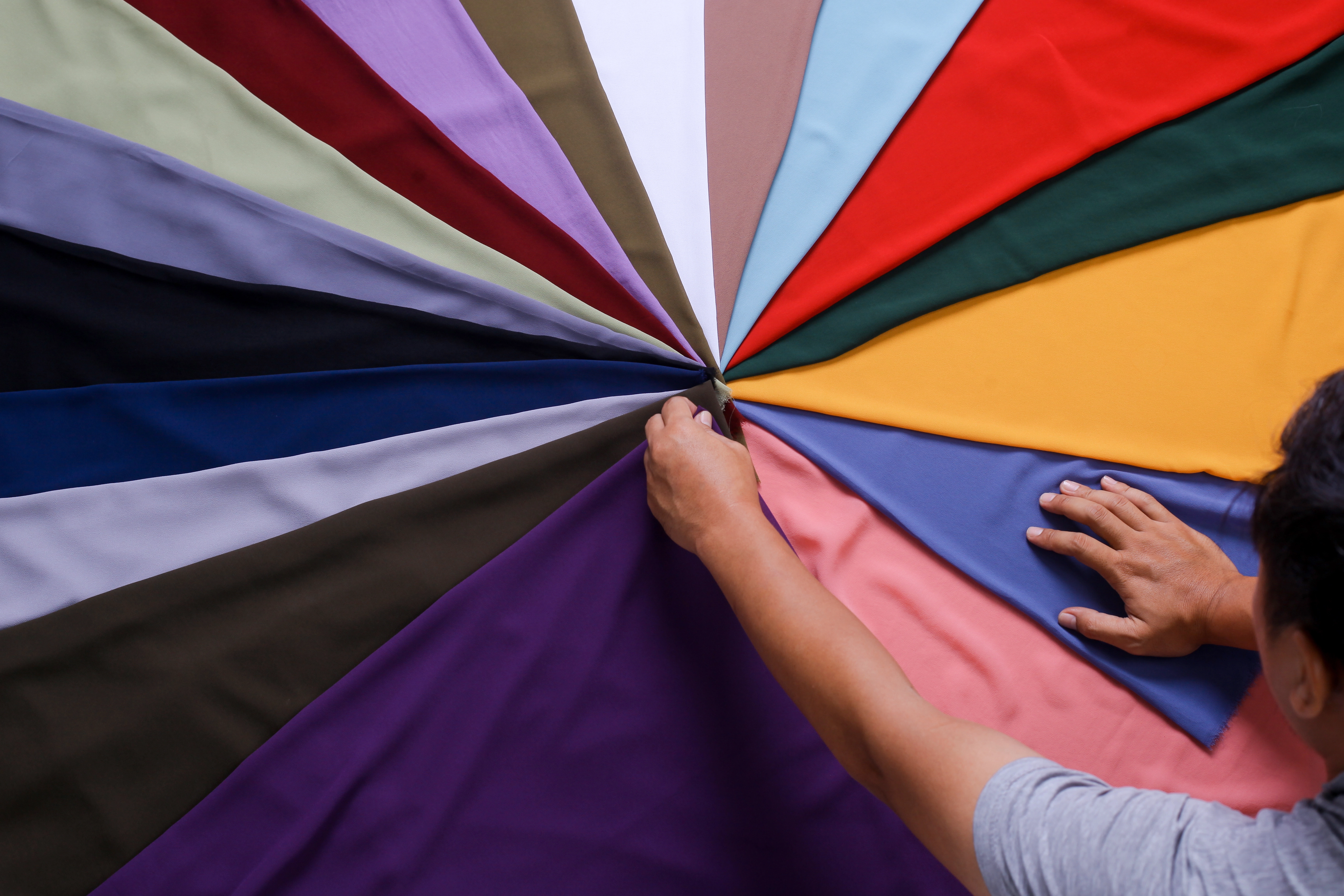 A Psicologia Das Cores Nas Roupas: Como Cuidar Bem das Peças Que Aumentam Sua Autoestima