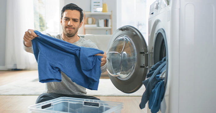 lavar roupas com água quente